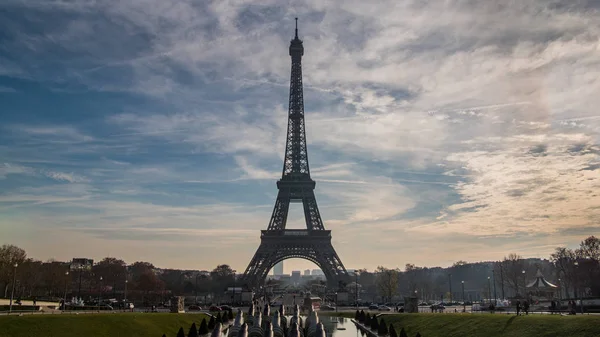 Ο εμβληματικός Πύργος του Άιφελ στο Παρίσι, Γαλλία — Φωτογραφία Αρχείου