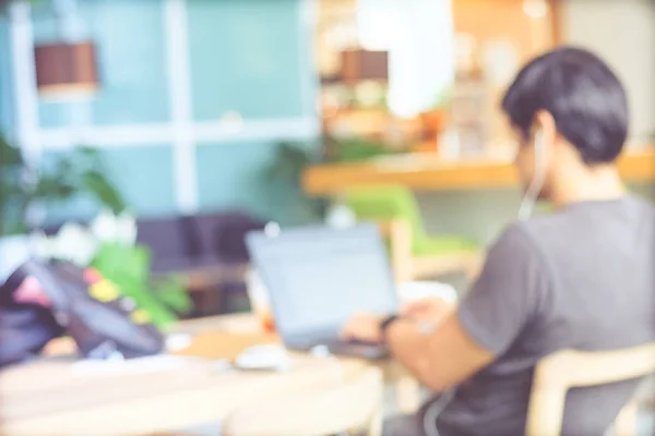 Onscherpe achtergrond, Blur man met laptop computer op kantoor in — Stockfoto