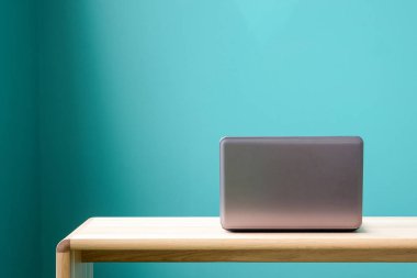 Bilgisayar notebook, lap-top, yeşil duvar arka plan üzerinde ofis masasında