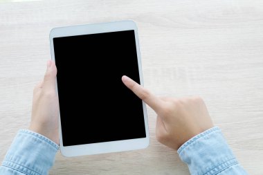 Tablet ile ahşap masa arka plan, alay, tem dokunmadan el