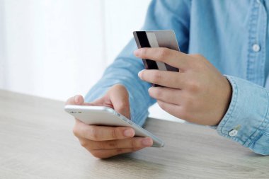 Akıllı telefon ve holding kredi kartı kullanarak kadın el alışveriş 