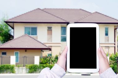 El tutma tablet boş ekran bulanık evi geri üzerinde