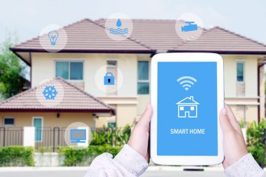 El üzerinde ekran akıllı ev kontrol cihazı ile tablet kullanma 