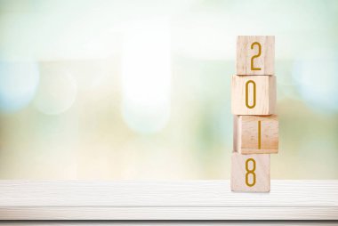 Ahşap küpleri ile 2018 tablo üzerinde bokeh arka plan ile bulanıklık 