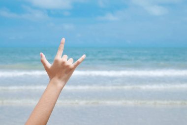 Beach aşk el işareti mavi deniz ve gökyüzü arka plan, yaz tr