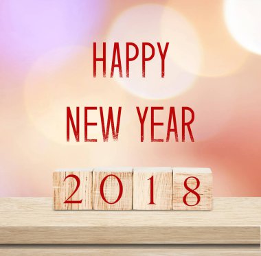 Ahşap küpleri ile 2018 ve mutlu yeni yıl üzerinde bokeh backgr bulanıklık