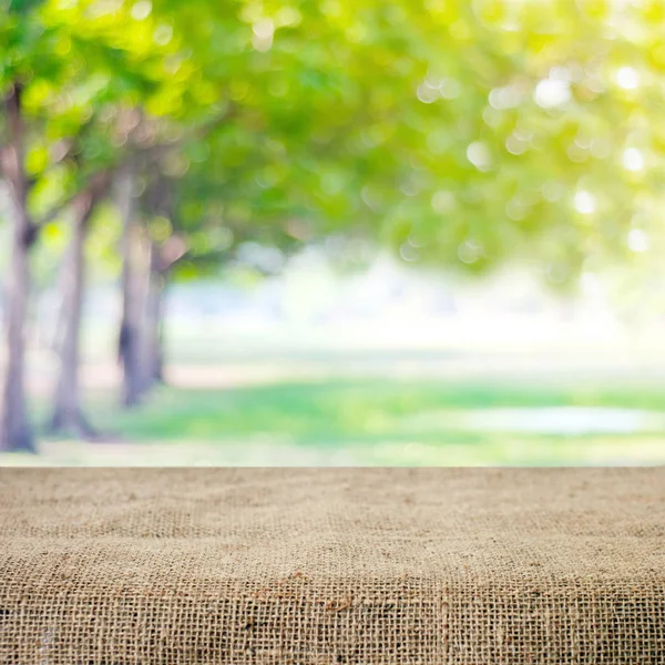 Bokeh backgr ile bulanıklık ağacı üzerinde boş tablo ve torba masa örtüsü