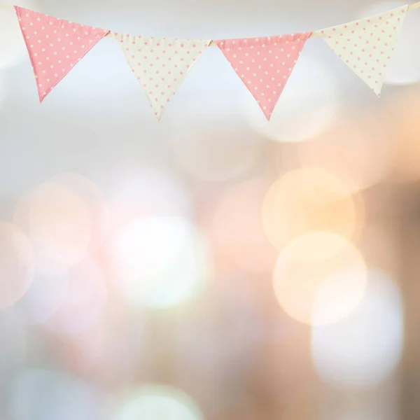 Bunting partij vlag op onscherpte abstracte bokeh lichte achtergrond, met — Stockfoto