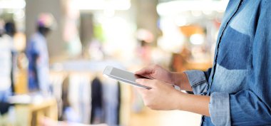 Bokeh açık renkli, bulanıklık mağaza üzerinden tablet kullanarak ele b