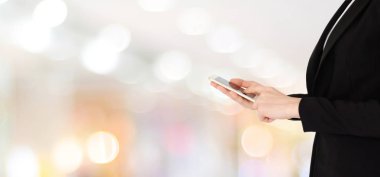 İşkadını eller üzerinde akıllı telefon kullanma office Böke ile bulanıklık