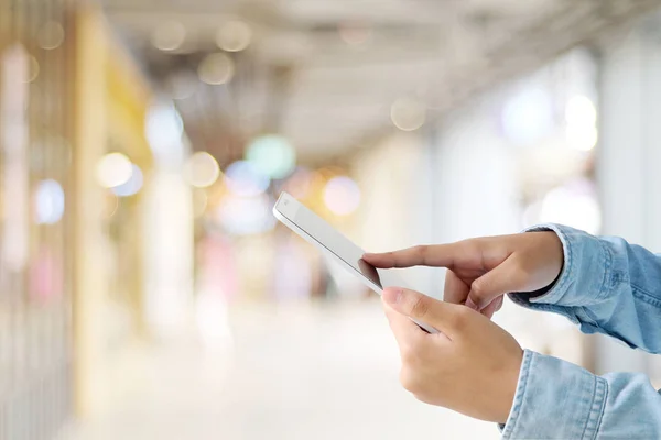 Bokeh açık renkli, bulanıklık mağaza üzerinden tablet kullanarak ele b