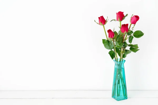 Vörös Rózsa virág csokor fehér alapon zöld vázában — Stock Fotó