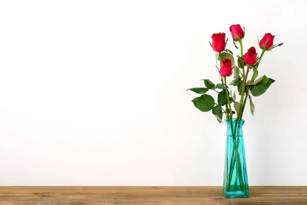 红玫瑰花花束在白色背景上的绿色花瓶 — 图库照片