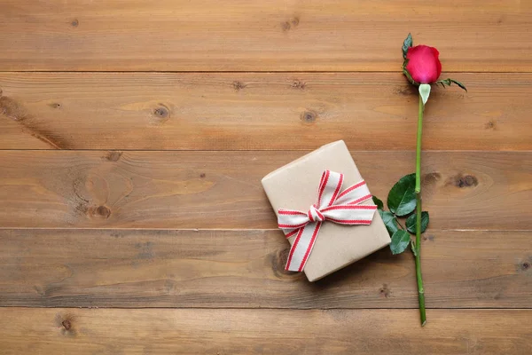 Rosa vermelha e caixa de presente do vintage no fundo de madeira vintage — Fotografia de Stock