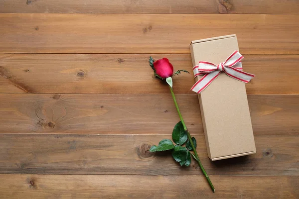 Rosa vermelha e caixa de presente do vintage no fundo de madeira vintage — Fotografia de Stock