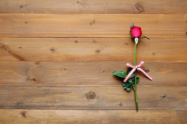 Rosa roja sobre fondo de madera vintage —  Fotos de Stock