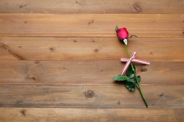 Rosa roja sobre fondo de madera vintage —  Fotos de Stock