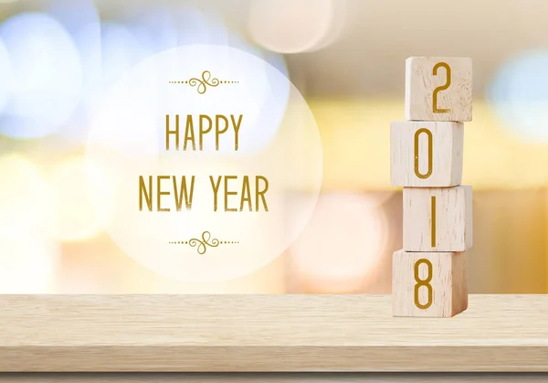 Holzwürfel mit 2018 und frohem neuen Jahr über verschwommenem Bokeh-Backgr — Stockfoto