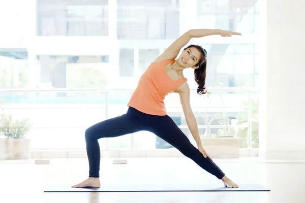 Asyalı kadın pratik yoga, fitness germe esneklik poz