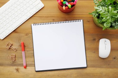 Boş defter kağıt, klavye, fare ve ahşap üzerine kalem bac masa