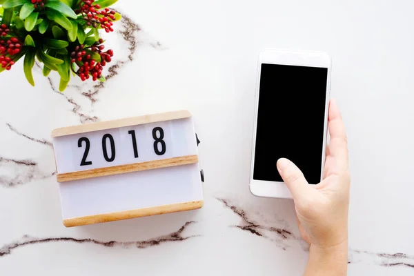 2018 auf Holzkiste und Smartphone mit leerem Bildschirm — Stockfoto