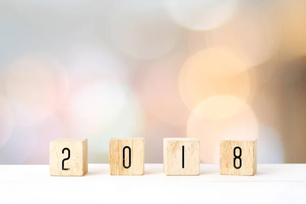 Neujahrskartenvorlage 2018, 2018 auf Holzwürfeln auf wh — Stockfoto