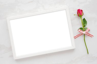 Sevgililer günü arka plan, şablon, kırmızı gül ve boş beyaz w