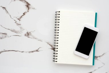 Boş defter kağıt arka plan boş ekran ile akıllı telefon