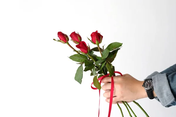 Conceito de Valentim, mãos de homem segurando rosas vermelhas no backgrou branco — Fotografia de Stock