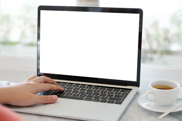 Hombre manos escribiendo ordenador portátil con pantalla en blanco para maqueta t — Foto de Stock