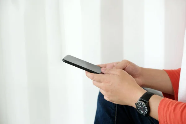 Mano del hombre usando el teléfono inteligente negro sobre fondo blanco, technolo — Foto de Stock