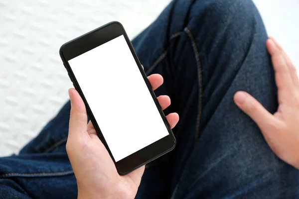 Hombre mano celebración de teléfono inteligente negro con pantalla en blanco en backgrou — Foto de Stock