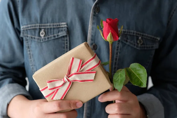Valentim conceito, homem mão segurando rosa vermelha e caixa de presente — Fotografia de Stock