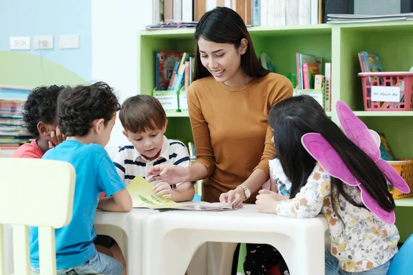 Öğretim çocuklar anaokulu sınıfta genç Asya kadın öğretmen