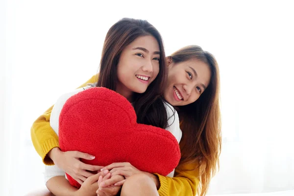 Lgbt, 젊은 귀여운 아시아 레즈비언 huging 누른 레드 심장 샾 — 스톡 사진