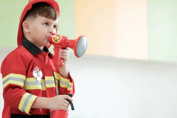 İtfaiyeci polis meslek anaokulu sınıfta oynamak çocuk, 