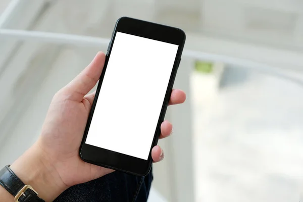 Hombre mano celebración de teléfono inteligente negro con pantalla en blanco en backgrou — Foto de Stock