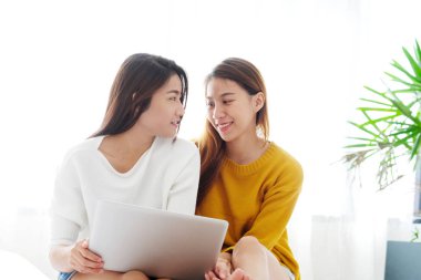 Kullanarak dizüstü mutluluğu ile ho genç sevimli Asya lezbiyen çift