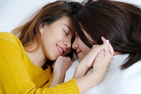 LGBT, Jovem bonito asiático lésbicas mentindo e sorrindo na cama branca para — Fotografia de Stock