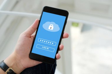 El bulut veri depolama şifre giriş ile akıllı telefon kullanma