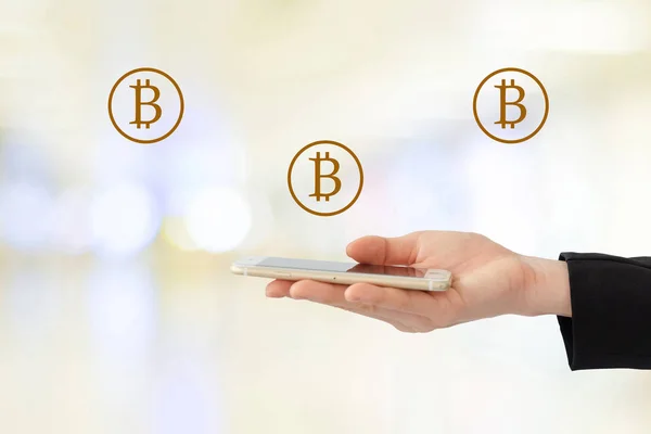 Blockchain-Konzept, düstere Bitcoin-Ikone über Smartphone im Bus — Stockfoto