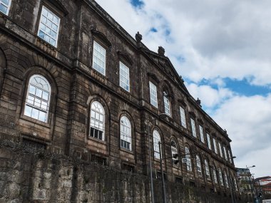 Eski koyu kahverengi binaya wich parlak cam mavi gökyüzünde