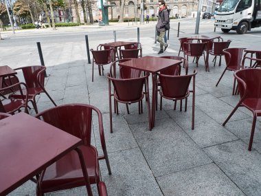 Şehir ortamında bir barın önünde yürüyen erkekler 