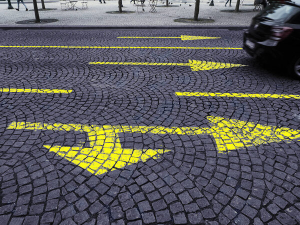 Проезд идти по улице стрелки указывая путь автомобиля
