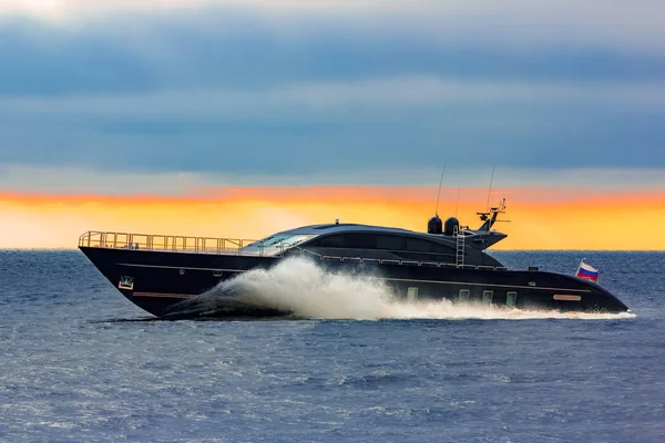 Black elite speed motor boat — Stock Photo, Image