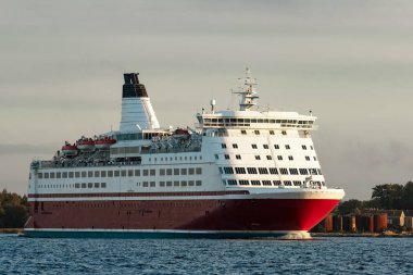 Kırmızı cruise liner