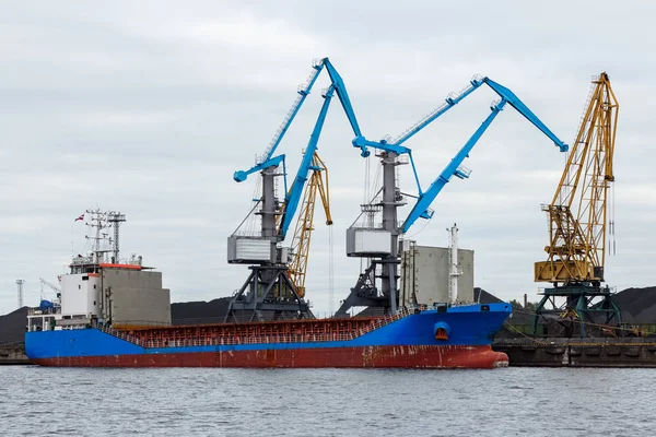 Blue cargo ship loading — Stock Photo, Image