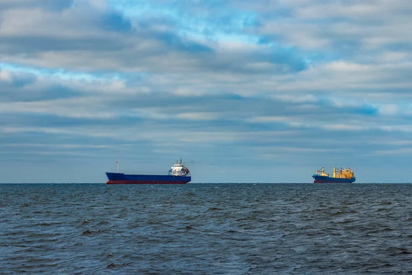 Demirlemiş mavi kargo gemileri — Stok fotoğraf
