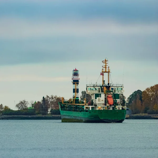 Grünes Frachtschiff — Stockfoto