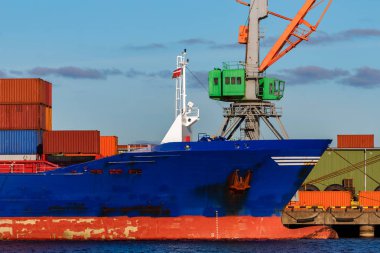 Mavi konteyner gemisi yükleme
